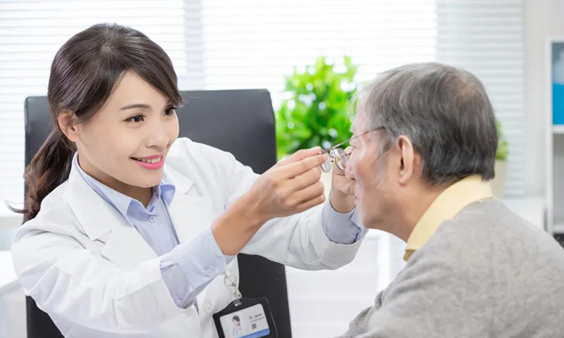 剛進(jìn)入40歲，你能接受戴老花鏡嗎？
