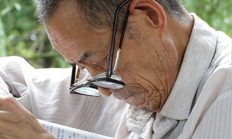 選配老花鏡掌握六個(gè)關(guān)鍵點(diǎn)，佩戴舒適不頭暈