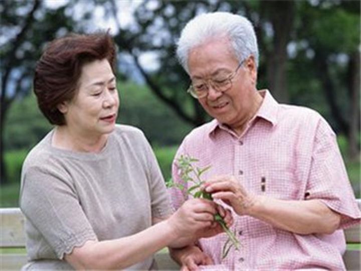 老花鏡科普：老人該如何緩解老花眼？