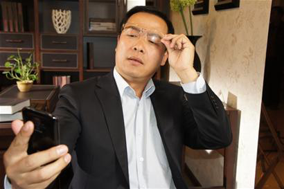 戴傳統(tǒng)老花鏡看遠一片模糊，老花鏡怎么配？