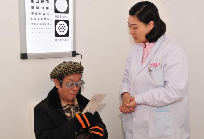 老花鏡多年不換危害大，佩戴前要做專業(yè)檢查
