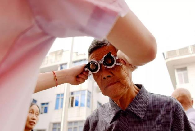 　漸進多焦鏡，三個光區(qū)完美結(jié)合，一鏡解決看遠看近