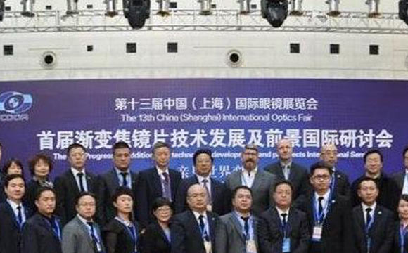 老花鏡技術革命，漸進多焦鏡才是最佳解決方案