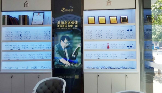美麗島多焦鏡：用手機發(fā)信息成了奢侈，六十歲的困惑看他怎么解決
