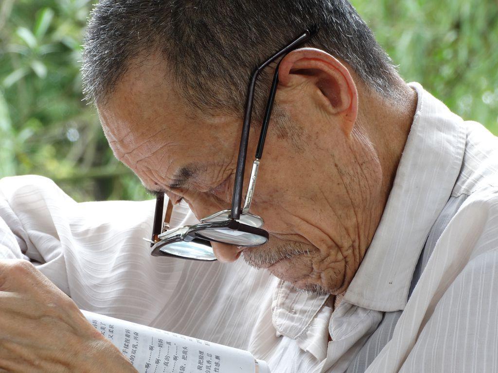 “老花眼”誰都避不開，哪些癥狀說明眼睛提前“花”了？