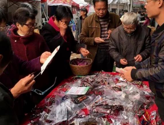 怎么佩戴老花鏡？驗光 品牌 質(zhì)量 保養(yǎng)一個都不能少