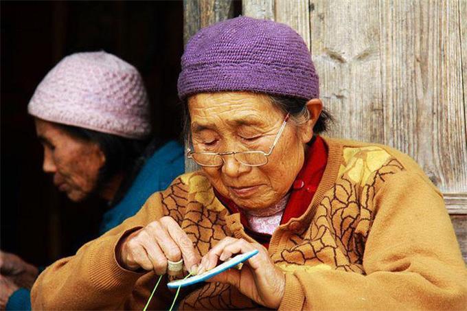 佩戴老花眼鏡，記住這四點(diǎn)，避免對眼睛造成傷害